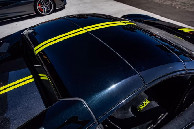 Một số chi tiết ngoại thất của xe mang các họa tiết tương phản màu xanh Napier tại các vị trí như viền cản trước, cản sau, ốp hông, kẹp phanh… cũng như đường chỉ kéo dài từ nắp capo trước đến khoang động cơ phía sau. Đặc biệt, ốp tai gương chiếu hậu cùng mặt dưới cánh gió sở hữu họa tiết mạng nhện độc đáo.