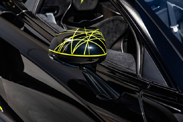 Nội thất của McLaren 600LT mang nhiều đặc điểm chung của các dòng siêu xe McLaren khác. Bộ ghế thể thao của gói nâng cấp MSO Clubsport Pack được làm bằng sợi carbon với các đường chỉ khâu tương phản màu xanh. Đặc biệt, tựa đầu của xe được khâu tay đồ họa mạng nhện cùng logo “Segestria Borealis” màu xanh Napier.