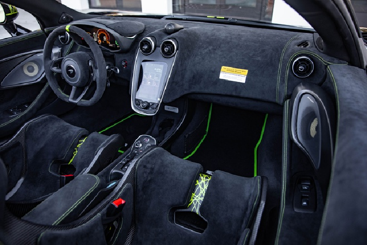 Nhiều chi tiết khác bên trong xe sử dụng chất liệu cao cấp Alcantara như bề mặt táp-lô, tapi cửa, bộ ghế bucket cũng như vô lăng thể thao… Ngoài vị trí ghế ngồi, chất liệu sợi carbon cũng được ốp tại nhiều nơi khác như lẫy chuyển số, vô lăng, bề mặt tựa tay trung tâm, bệ bước cửa xe… Khu vực bảng điều khiển trung tâm cũng được lắp đặt thêm tấm kim loại khắc tên phiên bản đặc biệt này.