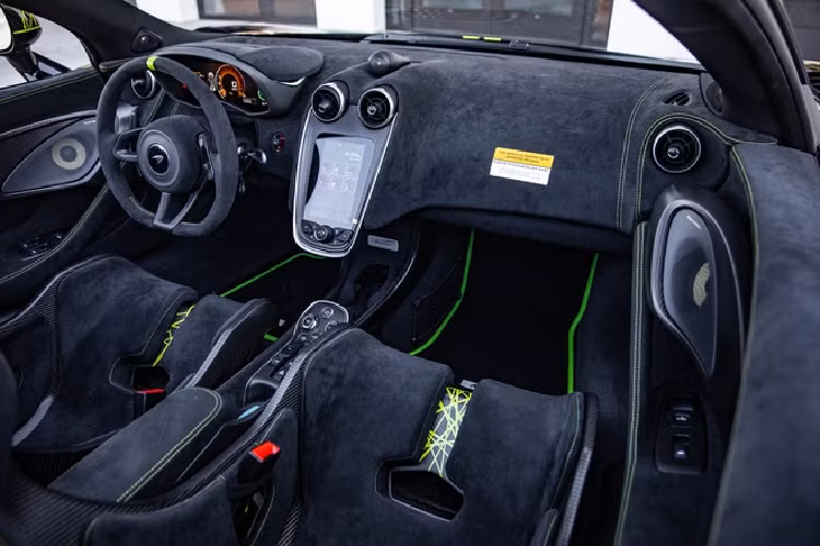 Nhiều chi tiết khác bên trong xe sử dụng chất liệu cao cấp Alcantara như bề mặt táp-lô, tapi cửa, bộ ghế bucket cũng như vô lăng thể thao… Ngoài vị trí ghế ngồi, chất liệu sợi carbon cũng được ốp tại nhiều nơi khác như lẫy chuyển số, vô lăng, bề mặt tựa tay trung tâm, bệ bước cửa xe… Khu vực bảng điều khiển trung tâm cũng được lắp đặt thêm tấm kim loại khắc tên phiên bản đặc biệt này.