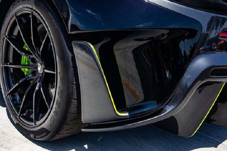 Phiên bản đặc biệt này sở hữu màu sơn đen Borealis do các chuyên gia từ McLaren Special Operations (MSO) sản xuất. Nước sơn này có khả năng thay đổi màu sắc từ tím, xanh đậm hoặc đen tùy theo góc nhìn cũng như cường độ ánh sáng.