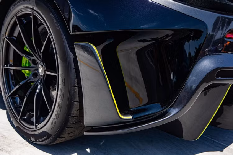 Phiên bản đặc biệt này sở hữu màu sơn đen Borealis do các chuyên gia từ McLaren Special Operations (MSO) sản xuất. Nước sơn này có khả năng thay đổi màu sắc từ tím, xanh đậm hoặc đen tùy theo góc nhìn cũng như cường độ ánh sáng.