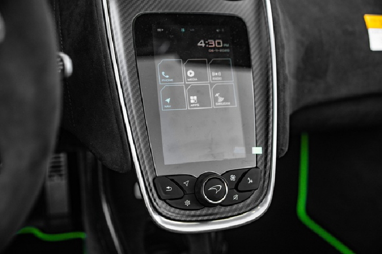 Một số tiện nghi khác được trang bị trên phiên bản đặc biệt này như dàn âm thanh Bowers &amp; Wilkins 12 loa, hệ thống đo đạc thông số vận hành McLaren Track Telemetry, camera lùi, cảm biến đỗ xe, hệ thống nâng mũi xe... Xe được trang bị khối động cơ twin-turbo V8 dung tích 3.8L, công suất 600 mã lực và mô-men xoắn 620 Nm. Xe có khả năng tăng tốc từ 0 lên 100 km/h chỉ trong khoảng 2,9 giây và từ 0 lên 200 km/h chỉ trong 8,4 giây.