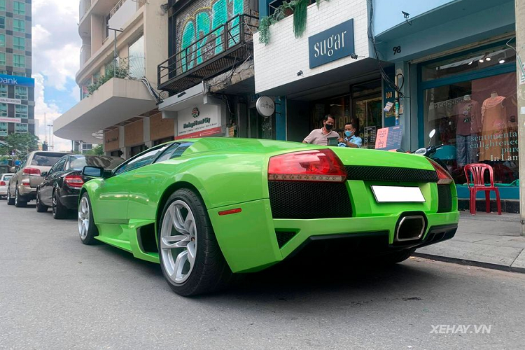 Khoang nội thất của Lamborghini Murcielago LP640 màu độc xanh cốm cũng sở hữu cách phối màu tương tự như ngoại thất với hai tông màu đen và xanh cốm tương phản.