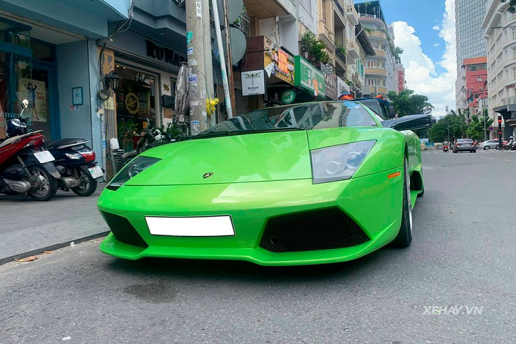 Siêu xe Lamborghini Murcielago LP640 này sở hữu nước sơn ngoại thất màu xanh chuối vô cùng nổi bật. Theo đánh giá, sau nhiều năm sử dụng nhưng nước sơn này gần như không có sự xuống cấp rõ rệt, nó còn khá bóng và mịn màu theo thời gian.