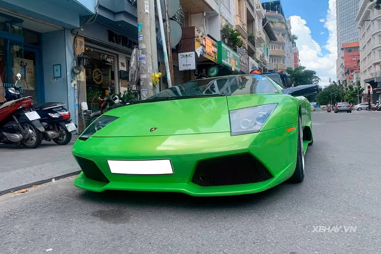 Siêu xe Lamborghini Murcielago LP640 này sở hữu nước sơn ngoại thất màu xanh chuối vô cùng nổi bật. Theo đánh giá, sau nhiều năm sử dụng nhưng nước sơn này gần như không có sự xuống cấp rõ rệt, nó còn khá bóng và mịn màu theo thời gian.