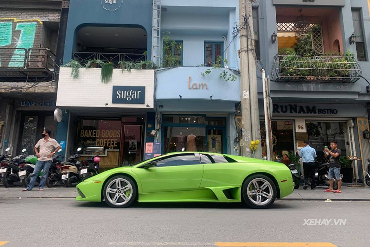 Bộ vỏ gương, trần xe, khuếch tán cũng như lưới tản nhiệt sơn đen tạo điểm nhấn. Ngoài ra còn có bộ mâm 5 chấu kép màu bạc với cùm phanh màu xanh "ton sur ton" với ngoại thất.