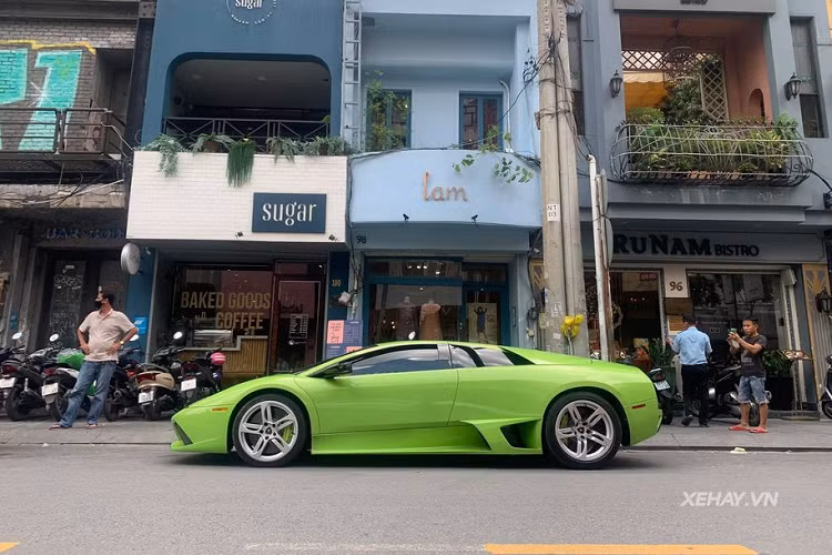 Bộ vỏ gương, trần xe, khuếch tán cũng như lưới tản nhiệt sơn đen tạo điểm nhấn. Ngoài ra còn có bộ mâm 5 chấu kép màu bạc với cùm phanh màu xanh "ton sur ton" với ngoại thất.