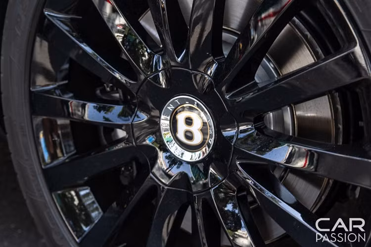 Xe sử dụng mâm nhôm màu đen bóng, chính giữa là logo Bentley màu vàng. Logo bản đặc biệt W.O cùng “1 of 100” được đính trên bệ cửa. Bentley vẫn cung cấp ba tùy chọn cấu hình là Standard, Speed và EWB cho phiên bản đặc biệt này của Mulsanne. Hai bên hông xe được đính logo W.O. Bentley quen thuộc được trang bị riêng cho phiên bản này.