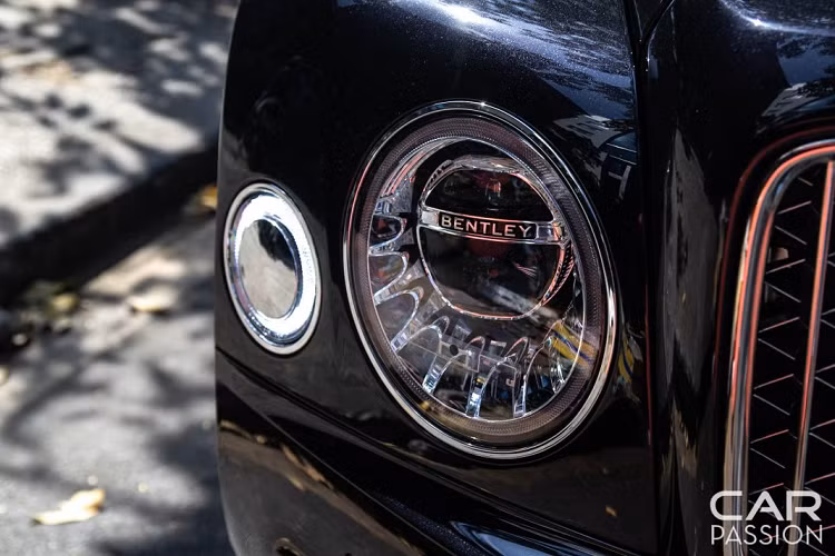 Bên trong, nội thất được Bentley thiết kế đặc biệt nhằm gợi lại nội thất của chiếc Bentley 8 Litre Grand Tourer. Ghế ngồi bọc da Beluga và Fireglow sang trọng, tên nhà sáng lập W.O Bentley được thêu lên tựa ghế.