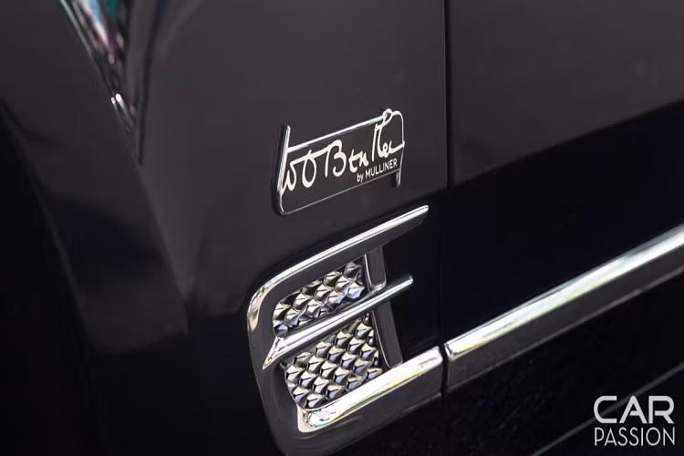 Ngoài ra, Bentley còn trang trí nội thất với một mảnh cắt của trục truyền động trên chiếc 8 Litre Grand Tourer. Bệ để tay ở hàng ghế sau cũng được trang bị một hình điêu khắc về chiếc 8 Litre Grand Tourer này.