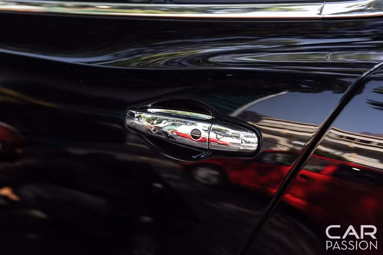 Tuy nhiên, với màu đen ở ngoai thất cũng như bọc da đỏ ở nội thất, xe sẽ mang trên mình vẻ đẹp lịch sử vẹn tròn nhất được thừa hưởng từ chiếc Bentley 1930 8 Litre Grand Tourer với phối màu đen-đỏ sang trọng.