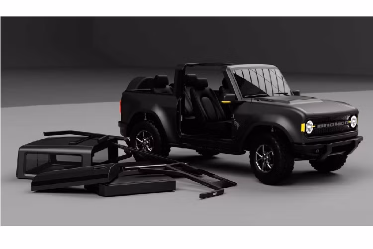 Phần đầu xe nổi bật với cụm đèn pha LED dạng tròn. Đèn xi nhan màu hổ phách dọc 2 bên đèn pha và ở kính chiếu hậu. Lưới tản nhiệt cỡ lớn chia làm 2 bởi logo Bronco kéo dài. Mui xe có thể tháo rời.