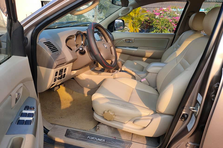 Khoang nội thất của Toyota Fortuner máy xăng V6 4.0 có thiết kế tương đồng với phiên bản lắp ráp tại Việt Nam từ năm 2009. Ưu điểm là khoang lái rộng rãi và nội thất da khá êm ái, đủ thoải mái cho cả 7 người ngồi trên xe. Vì là xe nhập nên chất lượng thân vỏ của dòng Fortuner này được đánh giá cao, sau 13 năm sử dụng vẫn giữ được sự cứng cáp nhất định.