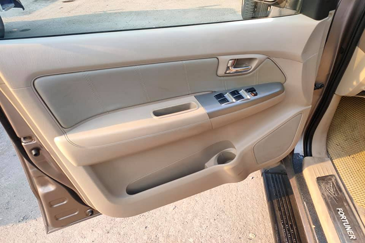 Hiện tại, Toyota Fortuner tại Việt Nam có 3 phiên bản động cơ bao gồm động cơ xăng 2.7L và dầu 2.4L, phiên bản cao cấp nhất sử dụng động cơ dầu 2.8L. Đối với những người không ngại khoảng "uống xăng” của chiếc xe này thì Toyota Fortuner 4.0L là sự lựa chọn phù hợp.