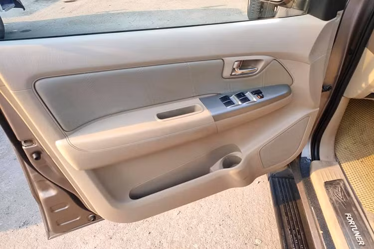 Hiện tại, Toyota Fortuner tại Việt Nam có 3 phiên bản động cơ bao gồm động cơ xăng 2.7L và dầu 2.4L, phiên bản cao cấp nhất sử dụng động cơ dầu 2.8L. Đối với những người không ngại khoảng "uống xăng” của chiếc xe này thì Toyota Fortuner 4.0L là sự lựa chọn phù hợp.