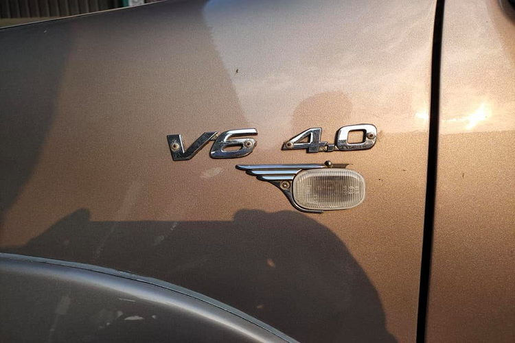 Động cơ trên phiên bản này là loại mấy xăng V6 4.0L có công suất 234 mã lực và mô men xoắn 376 Nm, đi kèm là hộp số tự động 4 cấp và chế độ gài cầu bằng tay. Với sức mạnh này, xe sẽ đáp ứng nhu cầu cho những người cần sức mạnh, nhưng lại khiến nhiều người lo ngại về khả năng ăn xăng của mẫu SUV cỡ lớn này.