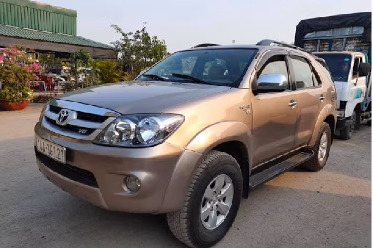 Trước khi mẫu xe SUV Toyota Fortuner lắp ráp tại Việt Nam từ năm 2009, mẫu SUV này từng bán ra thị trường Việt Nam trong những năm 2007 – 2008 với hình thức xe nhập khẩu không chính hãng.