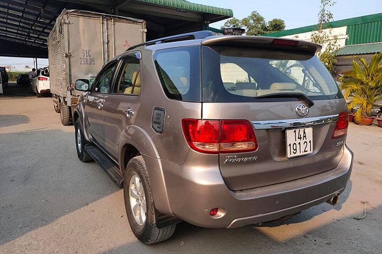 Giá xe Toyota Fortuner cũ nhập khẩu Trung Đông đời 2007 - 2008 hiện đang được rao bán chưa tới 400 triệu đồng tại sàn xe cũ ở Việt Nam. Nó được xem là phù hợp cho “dân chơi” mua về để độ lại thành xe địa hình, chỉ sử dụng cho những chuyến đi xa dã ngoại. Ngoài ra chiếc xe này cũng có giá trị sưu tầm vì là hàng hiếm tại Việt Nam.