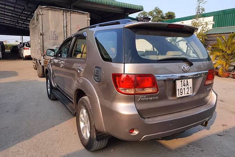 Giá xe Toyota Fortuner cũ nhập khẩu Trung Đông đời 2007 - 2008 hiện đang được rao bán chưa tới 400 triệu đồng tại sàn xe cũ ở Việt Nam. Nó được xem là phù hợp cho “dân chơi” mua về để độ lại thành xe địa hình, chỉ sử dụng cho những chuyến đi xa dã ngoại. Ngoài ra chiếc xe này cũng có giá trị sưu tầm vì là hàng hiếm tại Việt Nam.