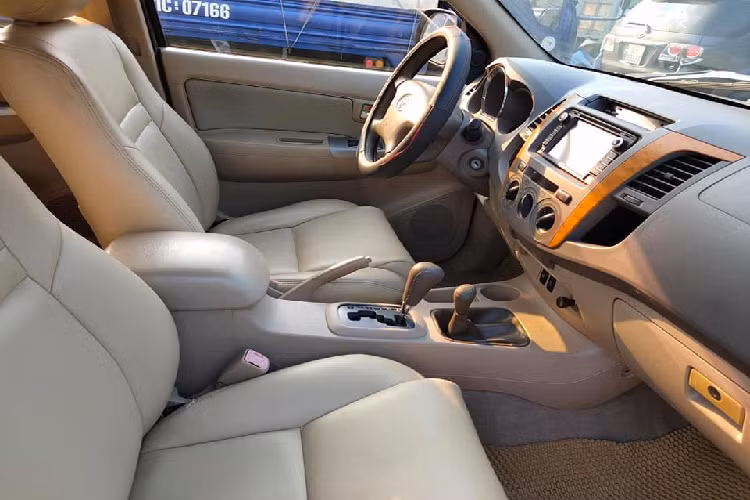 Trong số đó, có các phiên bản Toyota Fortuner máy xăng V6 4.0, dẫn động 2 cầu được xem là bản cao cấp hàng đầu, nhập khẩu từ thị trường Trung Đông, sức mạnh động cơ ấn tượng chuyên được người Trung Đông dùng để đi địa hình sa mạc.