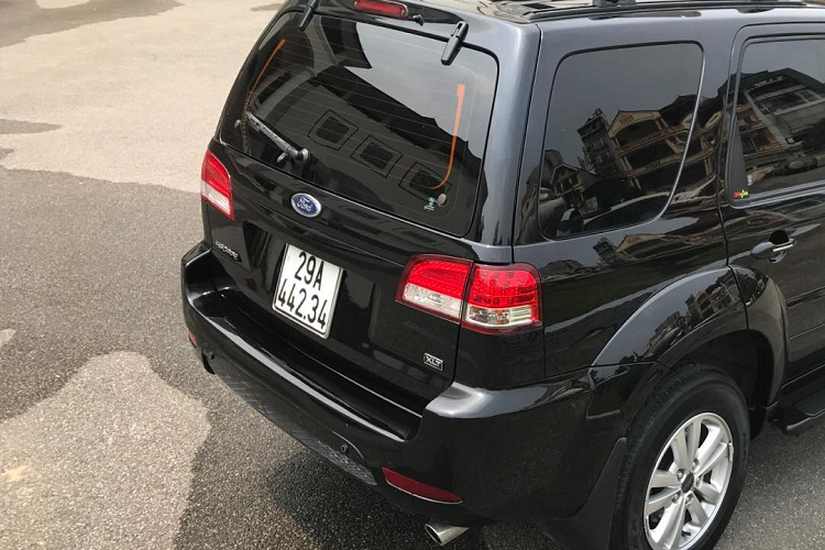 Các phiên bản Ford Escape mới nhất chỉ có duy nhất lựa chọn động cơ 2.3 lít cho công suất 142 mã lực, hệ dẫn động 2 cầu chỉ còn sử dụng trên phiên bản xe XLT. Từ năm 2008, Ford Escape khai tử động cơ 3.0 V6 do nhiều người dùng than phiền xe hao xăng và hay hỏng vặt.