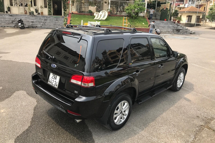 Nếu đánh giá xe Ford Escape cũ cùng với những mẫu SUV mới sản xuất thời gian gần đây thì Escape không bắt mắt và hiện đại bằng. Tuy nhiên, Escape vẫn là chiếc xe có thiết kế cơ bắp, nam tính, đậm chất xe Mỹ. Cùng với thiết kế gầm cao, Ford Escape một thời từng là chiếc SUV được nhiều chủ xe ưa chuộng nhất.