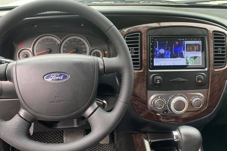 Trong giai đoạn từ 2009 – 2013, Ford Escape có 2 phiên bản nội thất, phiên bản XLT bọc ghế da và phiên bản XLS bọc ghế nỉ thường. Tuy nhiên, chất lượng của các vật liệu làm nội thất này chưa được bắt mắt. Đệm ghế và vải bọc ghế, nhựa làm táp-lô sau khoảng trên 5 năm sử dụng đã xuất hiện tình trạng xuống cấp như nứt nẻ, xẹp đệm và cần chủ xe phải nâng cấp lại khoang nội thất để sử dụng.