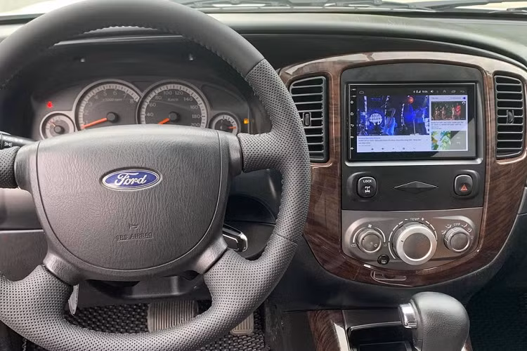 Trong giai đoạn từ 2009 – 2013, Ford Escape có 2 phiên bản nội thất, phiên bản XLT bọc ghế da và phiên bản XLS bọc ghế nỉ thường. Tuy nhiên, chất lượng của các vật liệu làm nội thất này chưa được bắt mắt. Đệm ghế và vải bọc ghế, nhựa làm táp-lô sau khoảng trên 5 năm sử dụng đã xuất hiện tình trạng xuống cấp như nứt nẻ, xẹp đệm và cần chủ xe phải nâng cấp lại khoang nội thất để sử dụng.