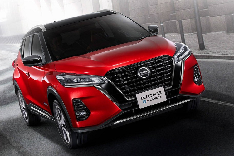 Cụm pin của Nissan Kicks 2020 kết hợp cùng mô-tơ điện với công suất tối đa 129 mã lực và mô-men xoắn cực đại 260 Nm, truyền lực tới cầu trước. Nói cách khác, động cơ xăng của Nissan Kicks 2020 về cơ bản không đóng vai trò truyền động cho xe.