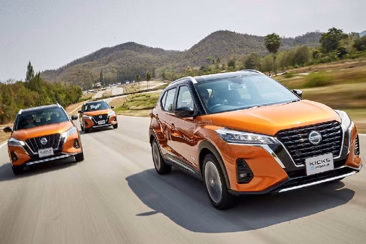 Tại thị trường Thái Lan, giá xe Nissan Kicks 2020 dao động từ 889.000 - 1.049.000 Baht (khoảng 649 - 766 triệu đồng) cho 4 phiên bản. Khách hàng có thể chọn 1 trong 6 màu sơn ngoại thất là đen, bạc, cam, đỏ, xám và trắng. Trong đó, 4 màu sơn cuối có thể kết hợp với nóc màu đen để tạo ra ngoại thất phối 2 màu. Khi có mặt trên thị trường, nó sẽ cạnh tranh với những đối thủ như Hyundai Kona, Honda CR-V và Ford EcoSport.