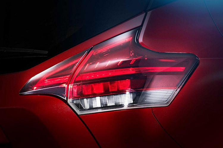 Vòng ra bên sườn, chúng ta sẽ bắt gặp thiết kế nóc xe như lơ lửng nhờ cột C màu đen và sơn ngoại thất phối 2 màu. Tương tự đầu xe, phần đuôi xe cũng được bổ sung cản sau mới, bộ khuếch tán gió giả rộng hơn và sơn trùng màu thân xe cũng như tạo hình boomerang bên trong cụm đèn hậu. Nội thất của xe tạo cảm giác quen thuộc với mặt táp-lô như cũ. Hãng Nissan chỉ bổ sung vô lăng có thiết kế khác biệt và cụm điều khiển trung tâm nâng cấp để phù hợp với cần số mới cho Kicks 2020.