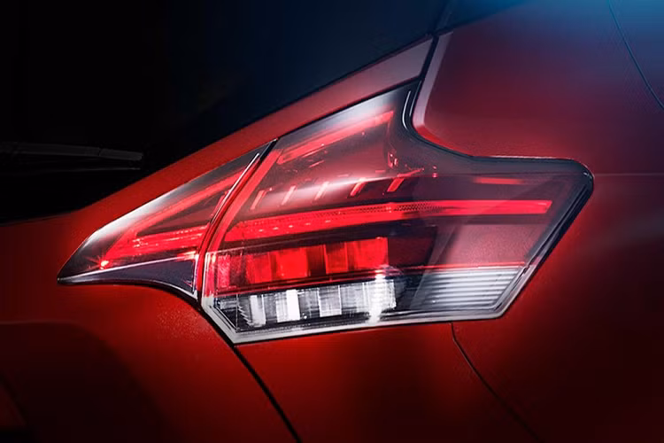 Vòng ra bên sườn, chúng ta sẽ bắt gặp thiết kế nóc xe như lơ lửng nhờ cột C màu đen và sơn ngoại thất phối 2 màu. Tương tự đầu xe, phần đuôi xe cũng được bổ sung cản sau mới, bộ khuếch tán gió giả rộng hơn và sơn trùng màu thân xe cũng như tạo hình boomerang bên trong cụm đèn hậu. Nội thất của xe tạo cảm giác quen thuộc với mặt táp-lô như cũ. Hãng Nissan chỉ bổ sung vô lăng có thiết kế khác biệt và cụm điều khiển trung tâm nâng cấp để phù hợp với cần số mới cho Kicks 2020.