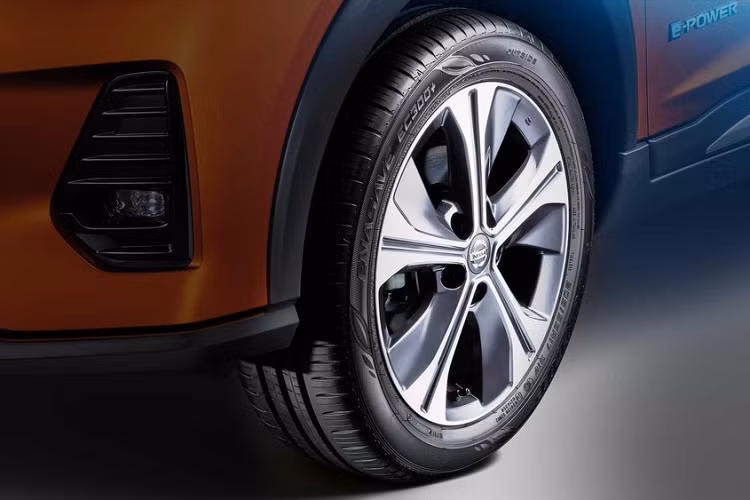 Bên cạnh hệ truyền động mới, Nissan Kicks 2020 còn được bổ sung thiết kế nâng cấp. Theo đó, mẫu SUV cỡ B này được trang bị lưới tản nhiệt V-Motion cỡ lớn hơn cũng như cụm đèn pha sắc sảo và thanh mảnh hơn, tích hợp dải đèn LED định vị ban ngày. Tiếp đến là cản trước mới, đi kèm 2 hốc gió và đèn sương mù ở 2 góc.