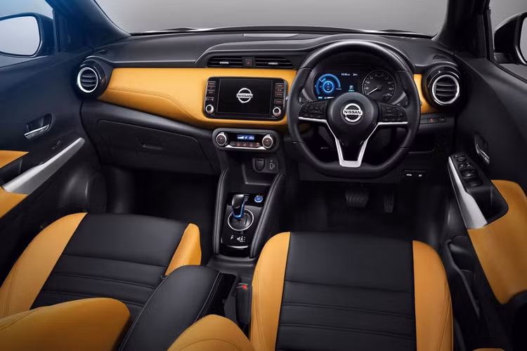 Tại thị trường Thái Lan, Nissan Kicks 2020 sở hữu những trang bị đáng chú ý như vành 17 inch, điều hòa tự động 2 vùng, màn hình cảm ứng 8 inch của hệ thống thông tin giải trí Nissan Connect, hỗ trợ Apple CarPlay, nội thất bọc da và bảng đồng hồ kỹ thuật số với màn hình 7 inch.