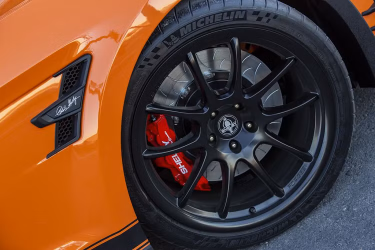 Với Ford Carroll Shelby Signature Series 2020, câu trả lời chính là 2 chữ “chắc chắn”! Đặt vấn đề thương hiệu sang một bên, Shelby American đã rất chú ý tới khả năng xử lý, đánh lái của chiếc xe. Danh sách trang bị tăng cường bao gồm các kẹp phanh 6 và 4 piston từ Brembo, hệ thống treo thích ứng từ Ford Performance, bộ mâm xe bằng chất liệu hợp kim nhôm với kích thước 20 x 11 inch, các bán trục hiệu suất,…