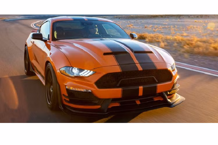 Shelby American đã từng mô tả chiếc xe như một sự kết hợp của vẻ đẹp vô song với các nét nổi loạn tiềm ẩn. Và bí mật đằng sau khối sức mạnh 825 mã lực bên dưới tấm mui Ford Mustang 2020 mới chính là bộ siêu nạp Whipple, bổ sung sức mạnh cho động cơ Coyote V8 5.0 lít.