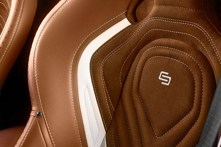 Bản độ của McLaren 720S vẫn sử dụng động cơ tăng áp kép V8 4.0L cho công suất 710 mã lực và mô-men xoắn 770 Nm, tăng tốc 0-100 km/h trong 2,9 giây, tốc độ tối đa 341 km/h.