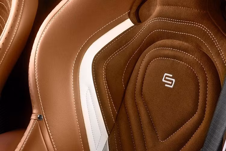 Bản độ của McLaren 720S vẫn sử dụng động cơ tăng áp kép V8 4.0L cho công suất 710 mã lực và mô-men xoắn 770 Nm, tăng tốc 0-100 km/h trong 2,9 giây, tốc độ tối đa 341 km/h.