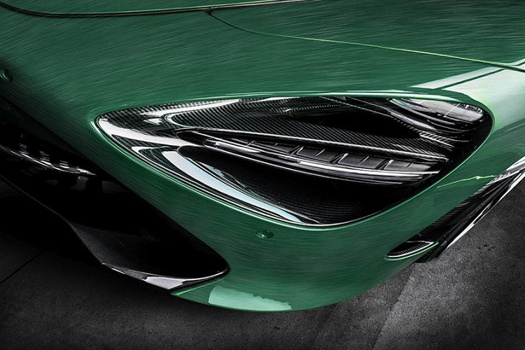 Chất liệu da này được sử dụng cho ghế, bảng điều khiển, khu trung tâm và bệ tì tay. Trần xe và ốp cửa bọc chất liệu Alcantara. Thảm trải sàn được thay thế bằng chất liệu xa xỉ hơn.