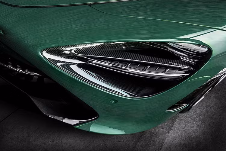 Chất liệu da này được sử dụng cho ghế, bảng điều khiển, khu trung tâm và bệ tì tay. Trần xe và ốp cửa bọc chất liệu Alcantara. Thảm trải sàn được thay thế bằng chất liệu xa xỉ hơn.