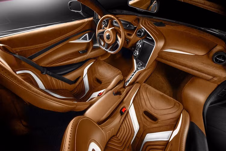 Các chi tiết trang trí trên chất liệu này được khắc bằng laser, sử dụng màu tương phản để nổi bật hơn. Đây có lẽ là phiên bản McLaren 720S sang trọng nhất từ trước tới nay. Được biết, chỉ riêng chi phí cho gói độ của Carlex Design đã là 76.800 USD.