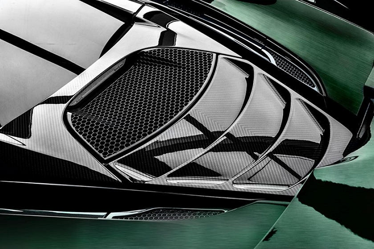 Với tên gọi “Racing Green Edition”, phiên bản cá nhân hóa của siêu xe McLaren 720S độ Carlex được phủ lớp sơn xe đua với nhiều chi tiết tạo điểm nhấn. Xe được trang bị bộ mâm 19 inch phía trước và 20 inch phía sau, đi cùng lốp hiệu suất cao Pirelli.