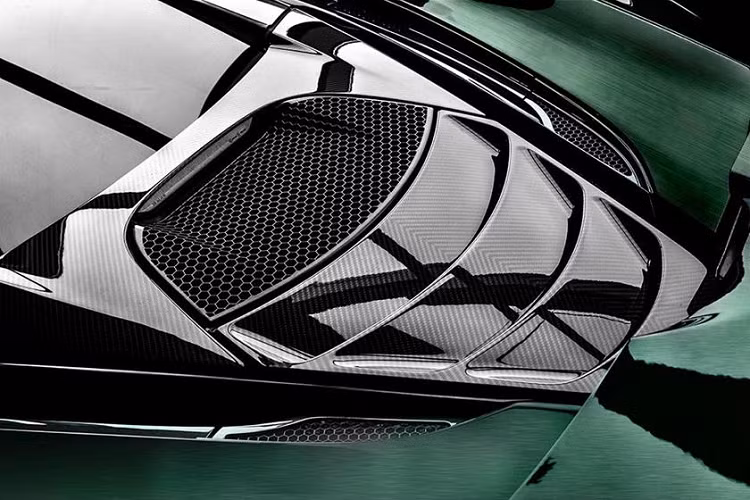Với tên gọi “Racing Green Edition”, phiên bản cá nhân hóa của siêu xe McLaren 720S độ Carlex được phủ lớp sơn xe đua với nhiều chi tiết tạo điểm nhấn. Xe được trang bị bộ mâm 19 inch phía trước và 20 inch phía sau, đi cùng lốp hiệu suất cao Pirelli.