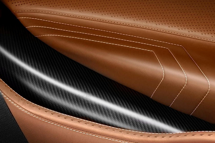 Nếu muốn một chiếc McLaren 720S mạnh hơn, tín đồ xe hiệu suất cao có thể chọn bản độ của Novitec. McLaren 720S của Novitec đạt công suất 806 mã lực, mô-men xoắn cực đại 878 Nm, tăng tốc 0-100 km/h trong 2,7 giây, tốc độ tối đa 346 km/h.