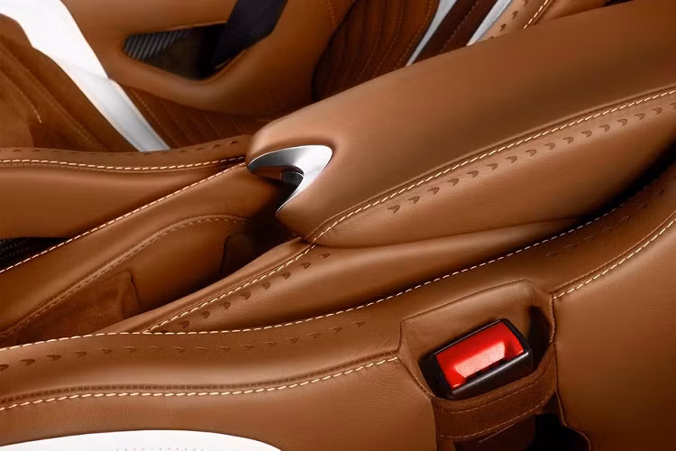 Trong khi đó, McLaren 720S nguyên bản có giá từ 299.000 USD. Khách hàng sẽ phải chi ra 375.000 USD để sở hữu bản độ McLaren 720S sang trọng của Carlex Design.