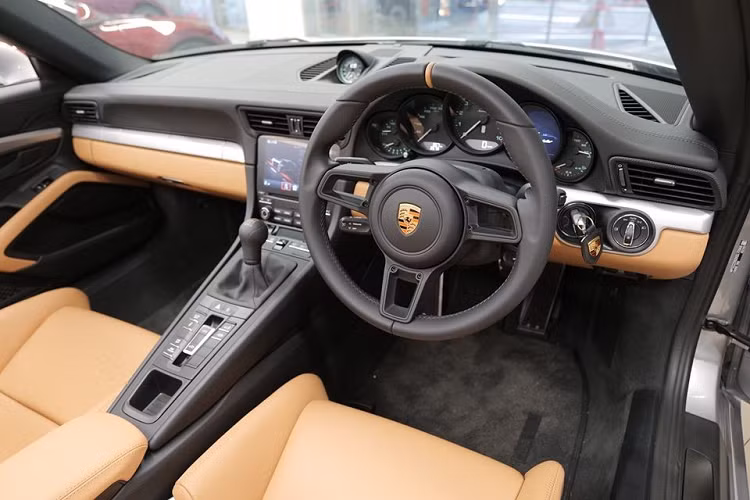 Toàn bộ số xe này sẽ có vô lăng nằm phía bên phải. Nguồn cảm hứng thiết kế của Porsche 911 Speedster 2020 vốn bắt nguồn từ đàn anh 356 Speedster trong quá khứ. Thế nhưng, "trái tim" của mẫu xe mui trần hạng sang này lại lấy từ Porsche 911 GT3 .