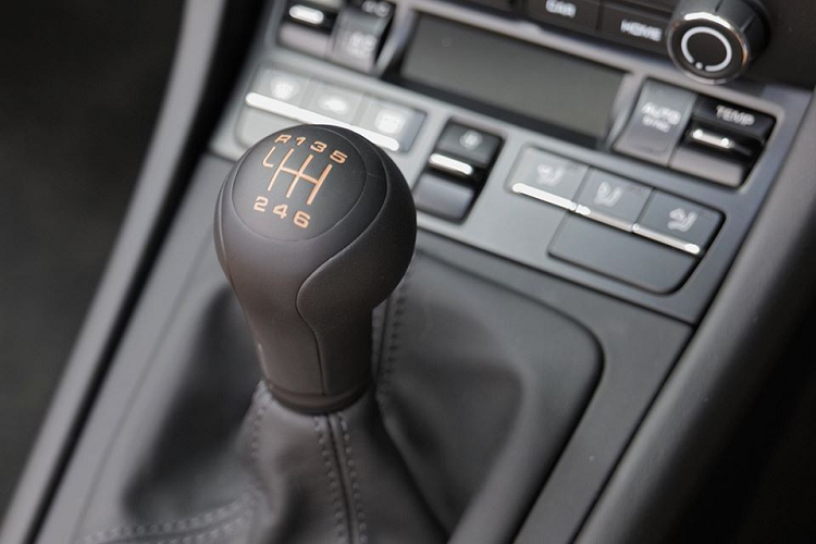 Sức mạnh được truyền tới cầu sau thông qua hộp số sàn 6 cấp và khóa vi sai cầu sau cơ học. Nhờ đó, Porsche 911 Speedster 2020 có thể tăng tốc từ vị trí xuất phát lên 100 km/h trong thời gian chỉ 4 giây trước khi đạt vận tốc tối đa 310 km/h. Giá xe xe Porsche 911 Speedster tương đương khoảng từ 15,6 tỷ đồng.