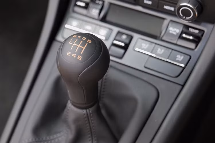 Sức mạnh được truyền tới cầu sau thông qua hộp số sàn 6 cấp và khóa vi sai cầu sau cơ học. Nhờ đó, Porsche 911 Speedster 2020 có thể tăng tốc từ vị trí xuất phát lên 100 km/h trong thời gian chỉ 4 giây trước khi đạt vận tốc tối đa 310 km/h. Giá xe xe Porsche 911 Speedster tương đương khoảng từ 15,6 tỷ đồng.