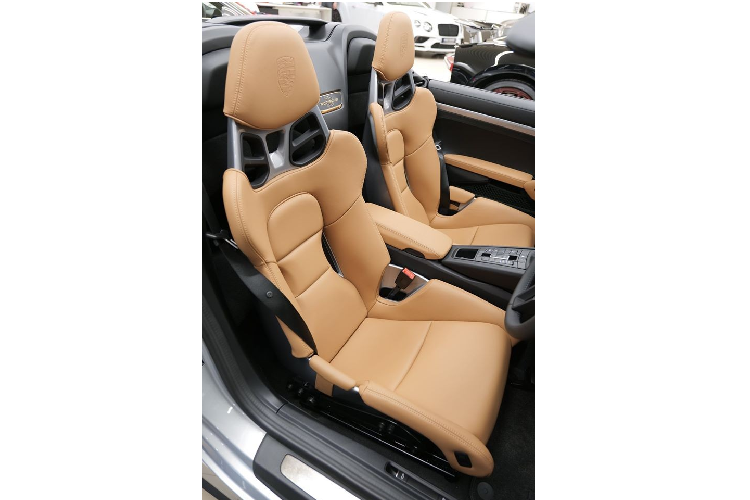 Nội thất chiếc siêu xe Porsche 911 Speedster đầu tiên đến khu vực hành chính đặc biệt của Trung Quốc có ghế ngồi bọc màu da bò, tựa đầu ghế ngồi của xe thêu logo hãng Porsche thay vì dòng chữ Speedster.